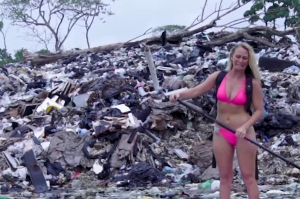 (VIDEO) ONA U BIKINIJU SURFUJE KROZ SMEĆE I ŠALJE VEOMA VAŽNU PORUKU: Pogledajte na šta liči obala prepuna otpada