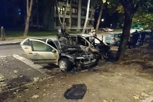 (FOTO) EKSPLOZIJA U OBRENOVCU: Izgorela dva automobila u naselju Rojkovac