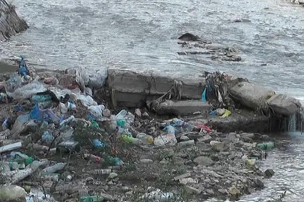(FOTO) PO NEKADAŠNJEM BISERU TETOVA PLIVAJU ĐUBRE I FEKALIJE: Reka Pena postala je deponija gradskog smeća sa koje se širi smrad!
