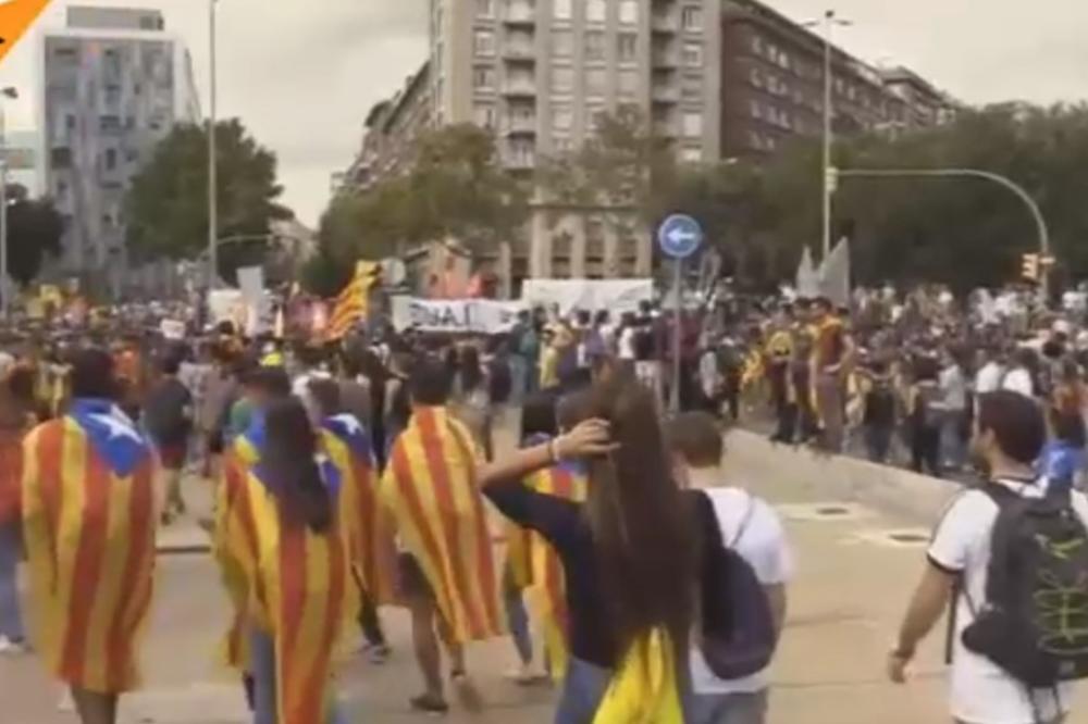 (VIDEO UŽIVO) PODRŽAVAJU KATALONSKI REFERENDUM: Hiljade studenata na ulicama Barselone