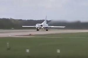 (VIDEO) DRAMA NA RUSKIM VOJNIM VEŽBAMA: Supersonični bombarder sleteo sa piste i slomio krilo