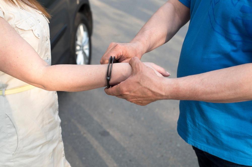 MEDICINSKA SESTRA IZ TUZLE OBEĆAVALA POSAO I PENZIJE: Osuđena na 2 i po godine zatvora zbog prevare