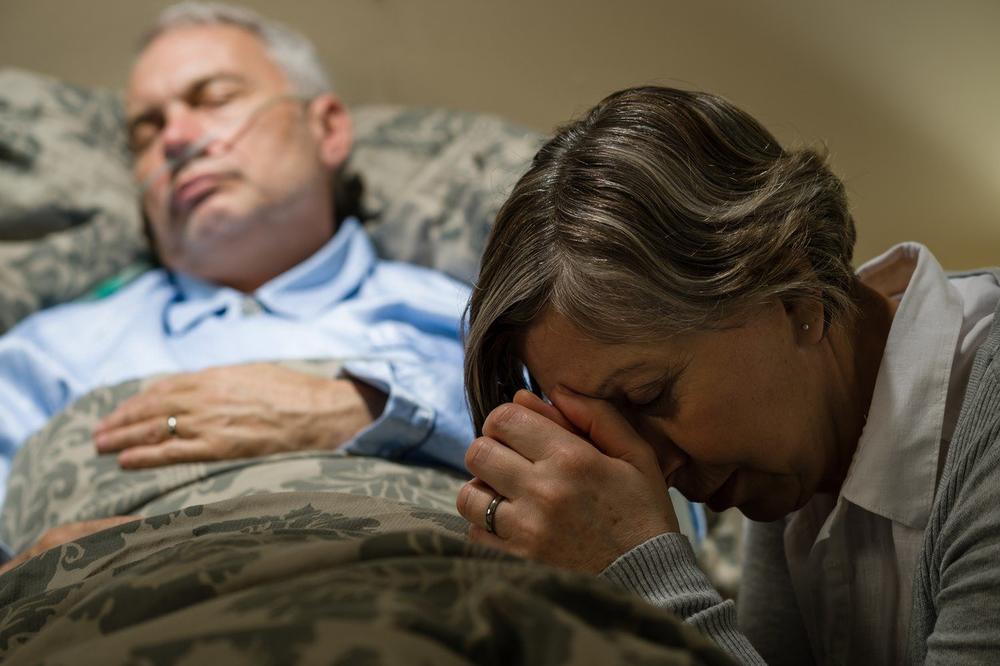 IŠLA BOLESNOM MUŽU U POSETU: Braća otela strinu pred bolnicom, strpali je u kola, a onda je krenulo mučenje!