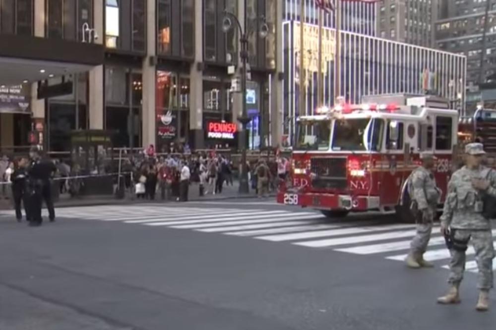 (VIDEO) UŽAS U NJUJORKU: Kombijem uleteo među pešake, povređeno troje!