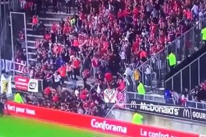 (VIDEO) TEŠKA NESREĆA U FRANCUSKOJ: Pukla tribina dok su navijači slavili gol, survali se niz stadion!