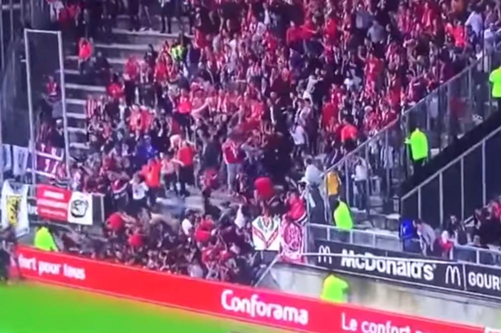 (VIDEO) TEŠKA NESREĆA U FRANCUSKOJ: Pukla tribina dok su navijači slavili gol, survali se niz stadion!
