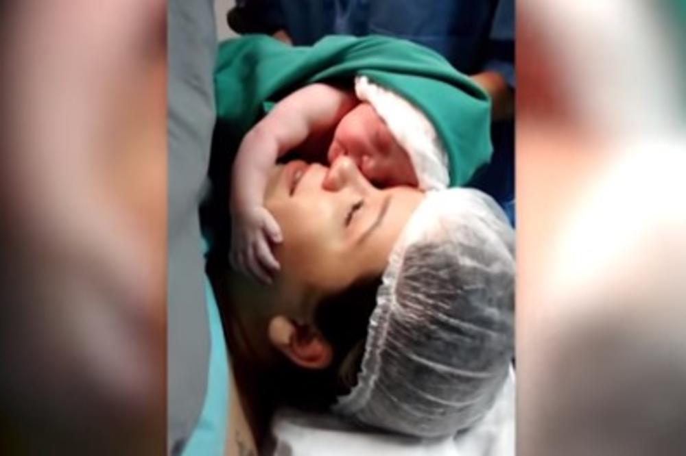 (VIDEO) NERASKIDIVA VEZA: Snimak tek rođene bebe koja grli majku će vam rastopiti srce!