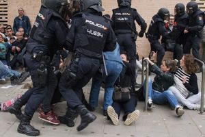 SUKOB ISPRED BIRALIŠTA Pogledajte kako policajci u oklopima palicama tuku okupljene Katalonce! VIDEO