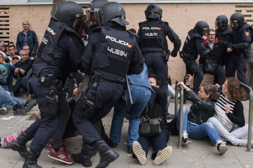 SUKOB ISPRED BIRALIŠTA Pogledajte kako policajci u oklopima palicama tuku okupljene Katalonce! VIDEO