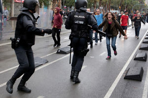 (FOTO, VIDEO) POGLEDAJTE KAKO JE ŠPANSKA POLICIJA ZAPUCALA NA KATALONCE: Prvo su ih građani saterali u ćošak, a onda su oni odgovorili paljbom!