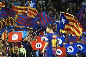 (FOTO) SUDAR MADRIDA I KATALONIJE: Prvi put posle referenduma fudbaleri Barselone igrali u glavnom gradu, evo u čemu su istrčali na teren