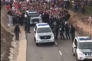 (VIDEO) OVAKO SU SE KATALONCI BRANILI OD POLICIJE Stotine građana malog mesta ih najurilo: Napolje, napolje odavde!!
