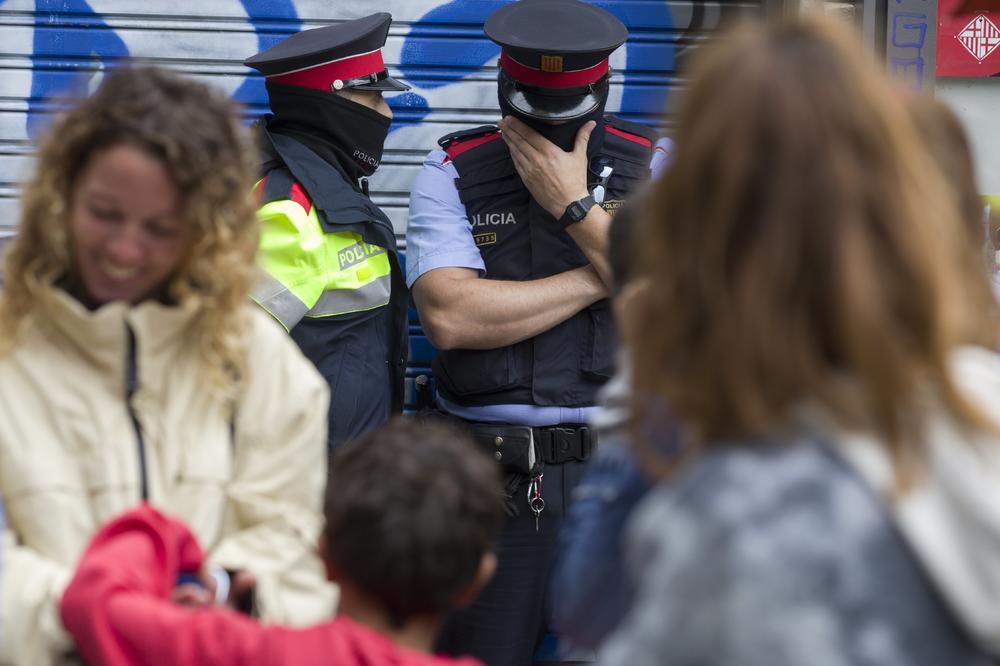 (VIDEO) DIRLJIVA SCENA USRED HAOSA U KATALONIJI: Policajci plakali i branili građane od batina kolega