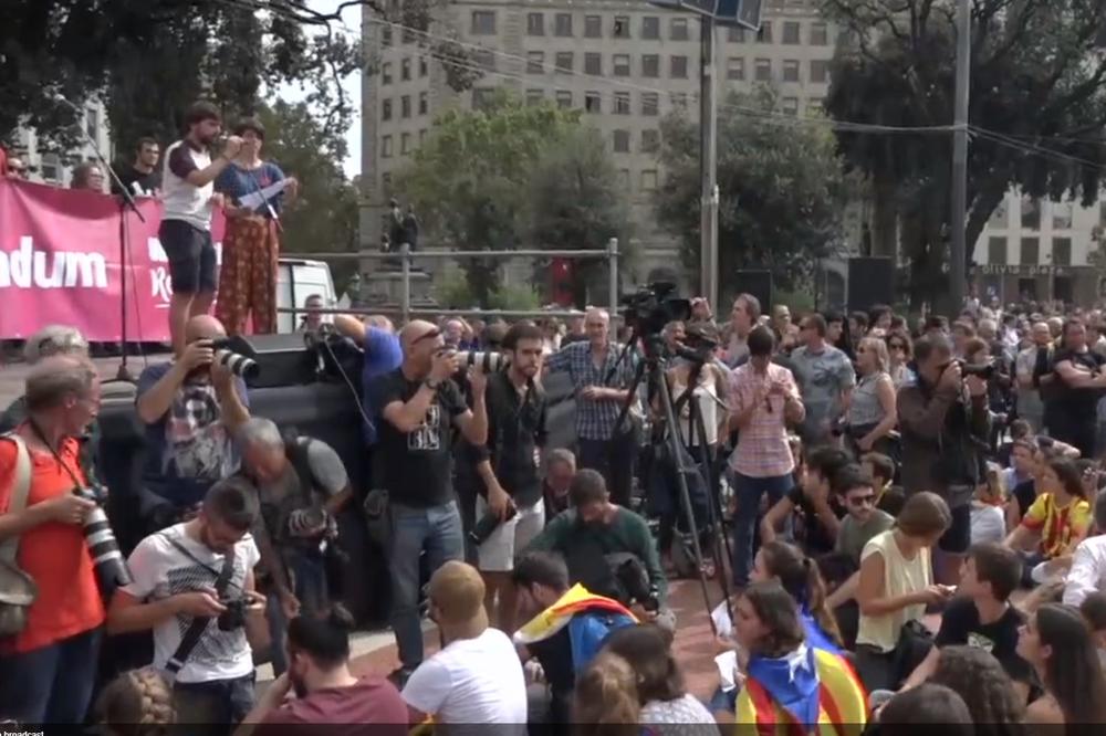 (VIDEO UŽIVO) PROTESTI DAN POSLE REFERENDUMA: Na hiljade ljudi izašlo na ulice Barselone!