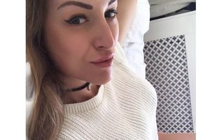 (VIDEO) ČUVA IH ZA USPOMENU: Blogerka nakon operacije vaginalne usne pretvorila u nakit