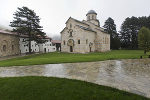 UDAR NA VISOKE DEČANE: Srpsku svetinju ugrožava albanska magistrala! Hitno put ka Plavu izmestiti dalje od manastira!