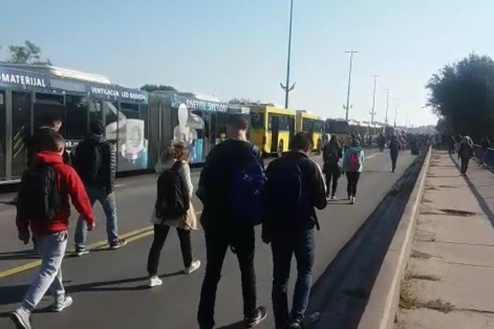 (KURIR TV) KOLAPS NA BRANKOVOM I U NOVOM BEOGRADU: Autobus stao nasred mosta, ljudi besni idu peške!