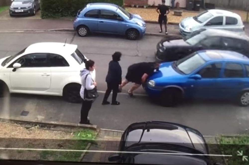 (VIDEO) AUTOMOBIL ZA PONETI: Snagator ručno pomerio kola zbog svađe oko parkinga