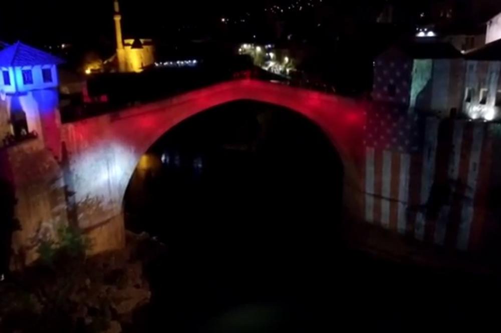 (VIDEO) PODRŠKA ŽRTVAMA MASAKRA U LAS VEGASU: Stari most u Mostaru u bojama američke zastave