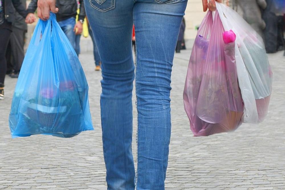 NAPLATA NATERALA GRAĐANE DA PROMENE NAVIKE:  Upotreba plastičnih kesa smanjena za 60 odsto