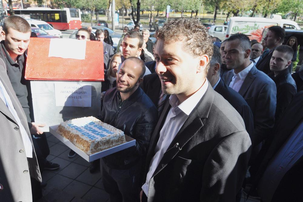 (FOTO) TORTA ZA ZORANU: Radikali umesili slatkiš ministarki, evo zbog čega