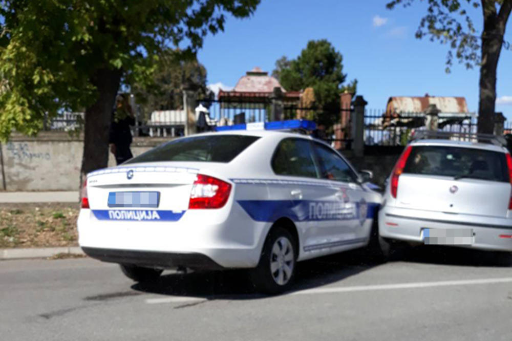 (FOTO) TEK STIGLE NOVE ŠKODE, A VEĆ RAZBIJENE: Komandir policije u Kragujevcu slupao policijski auto!