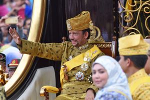 (VIDEO) NAJBOGATIJI ČOVEK NA SVETU SLAVI 50 GODINA NA VLASTI: Sultana od Bruneja podanici vukli u zlatnim kočijama