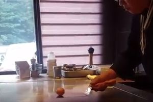 (VIDEO) Dok žonglira sa jajem ovaj kuvar pravi najromantičnije doručke na svetu!