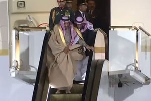 (VIDEO) KRALJEVSKI BLAM! Saudijski vladar ima pokretne stepenice od zlata, ali džaba mu!