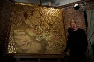 (FOTO) ZLATNI PUTIN: Umetnik čestitao ruskom predsedniku rođendan slikom visokom dva metra