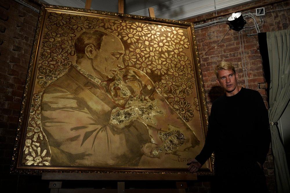 (FOTO) ZLATNI PUTIN: Umetnik čestitao ruskom predsedniku rođendan slikom visokom dva metra