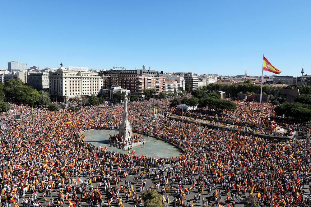 (FOTO) ŠPANIJA NA NOGAMA: Hiljade ljudi na ulicama protestuje protiv nezavisnosti Katalonije, pozvali na dijalog