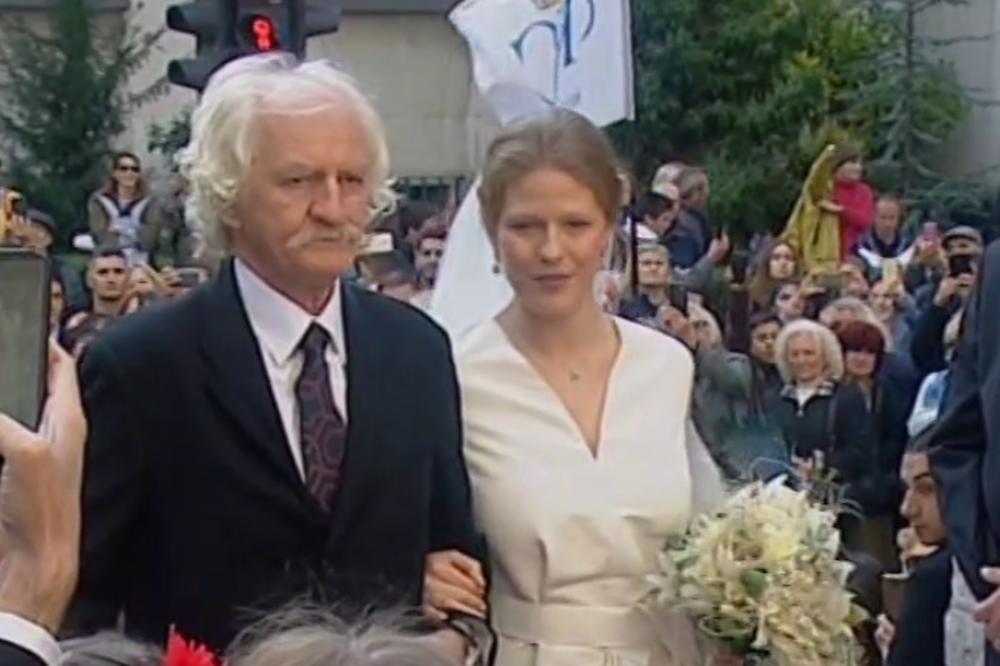 (KURIR TV) EKSKLUZIVNO: Mladenci dočekuju goste, stigli Aleksandar II Karađorđević i princeza Katarina