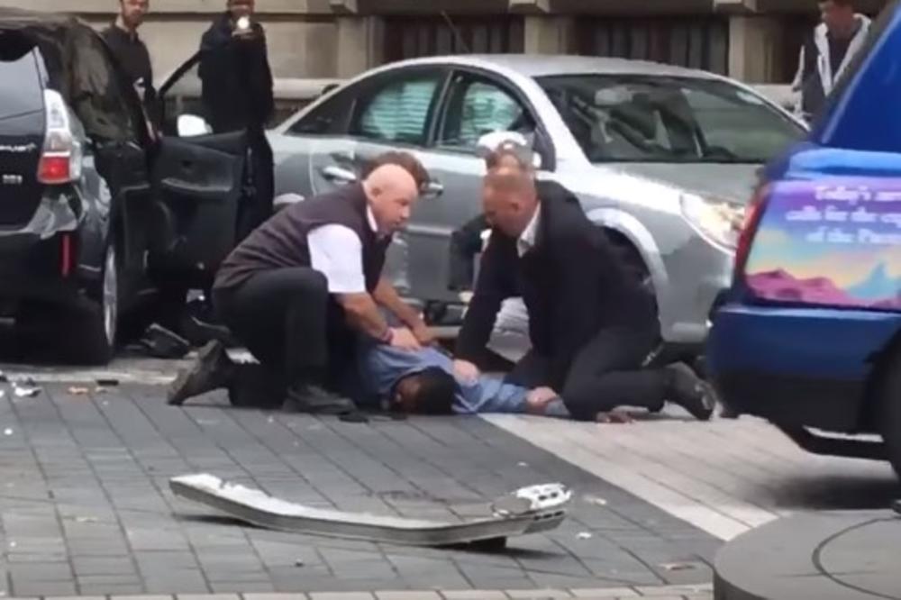 (VIDEO) DRAMA U LONDONU: Muškarac automobilom pokosio ljude na trotoaru, smejao se kad su ga hapsili