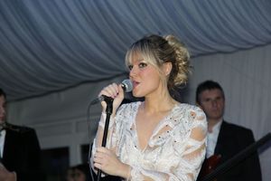 (FOTO) LENA KOVAČEVIĆ ODUŠEVILA ZVANICE NA BELOM DVORU: Pevačica zasijala u elegantnoj beloj haljini i dodala savršen detalj!