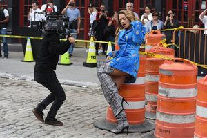 (FOTO) OTKRILA VIŠE NEGO ŠTO JE HTELA: Rita Ora zavodljivo igrala, pa pokazala međunožje
