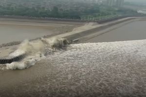 (VIDEO) OVAKAV TALAS SE RETKO VIĐA: Pojavljuje se samo u ovom mesecu, a hiljade ljudi jedva čeka da vidi taj prizor