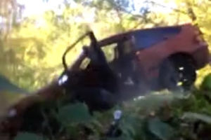 (VIDEO) KAKVA GREŠKA: Auto mu crkao na vrh brda, a on zamislio da se sjuri njime kao na skejtu!