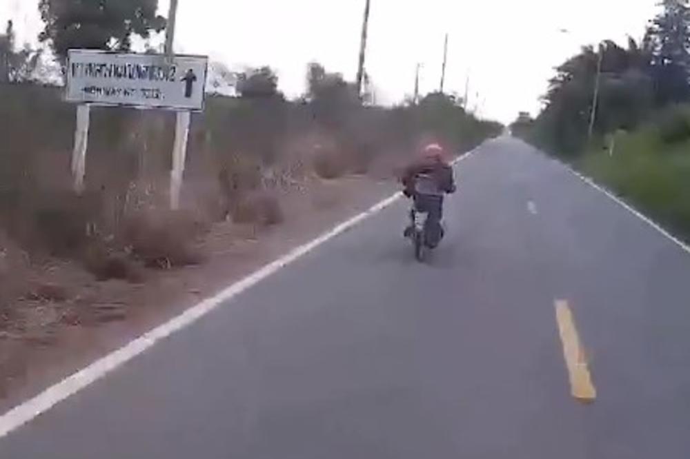 (VIDEO) JURNJAVA KAKVE NEMA NI NA FILMU: Taman kada je policajac mislio da ga je uhvatio, ovaj motociklista je uradio nešto još luđe!