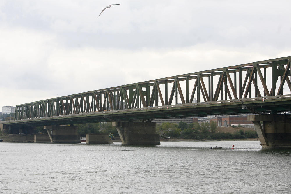 PAŽNJA OBRUŠAVA SE DEO KONSTRUKCIJE MOSTA: Obaveštenje ispod Pančevačkog mosta izazvalo strah i paniku