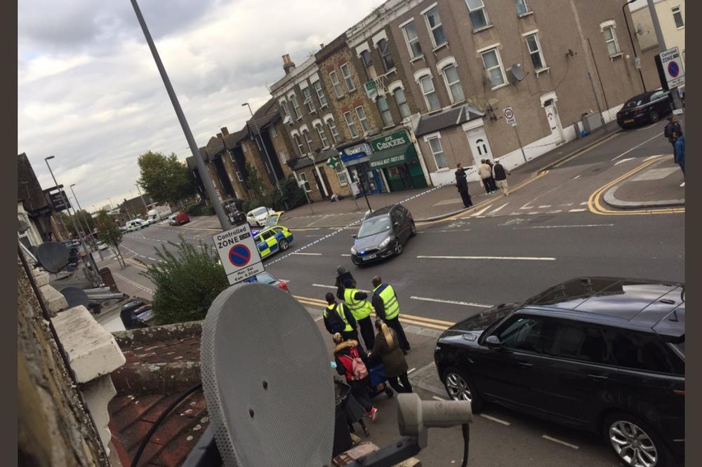 NAPAD U LONDONU: Nepoznati čovek nožem nasrnuo na prolaznike, policija blokirala ulice oko mesta napada
