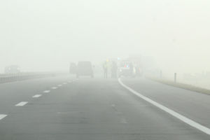 VOZAČI, PAŽLJIVO: Mokri kolovozi i magla usporavaju vožnju
