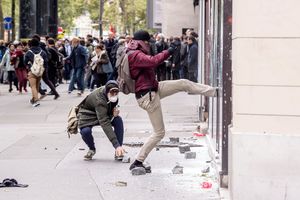 (FOTO) NEREDI U FRANCUSKOJ: Radnici protestovali zbog smanjenja radnih mesta i plata, pa bacali kamenice na policiju