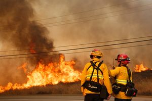 (VIDEO) KALIFORNIJA KAO U PAKLU: Požari gutaju celu državu, najmanje 17 poginulih! Stravični prizori!
