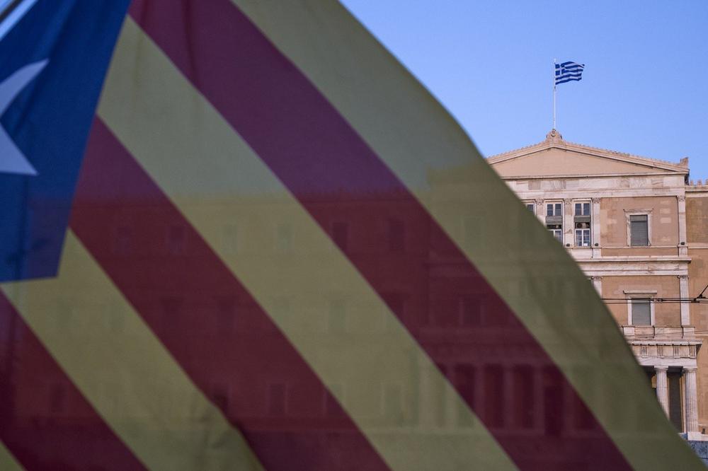 ANARHISTI UPALI U AMBASADU ŠPANIJE U ATINI: Bacali letke za nezavisnost Katalonije, uhapšeno 19 ljudi