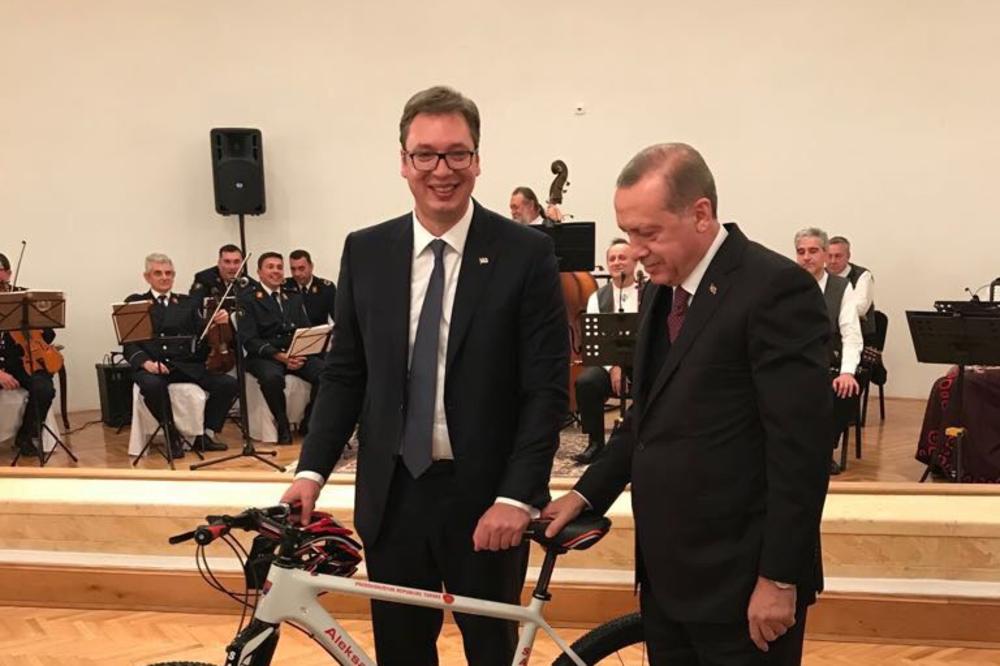 (FOTO) SVE PLJUŠTALO OD POKLONA: Vučić od Erdogana dobio bicikl sa svojim imenom