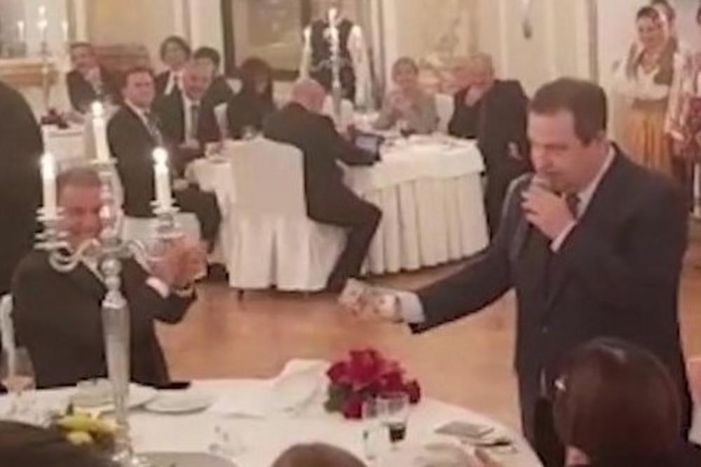 (FOTO) KAD DAČIĆ ZAPEVA, LETE ŠUŠKE: Šef diplomatije se latio mikrofona pred Erdoganom, a muftija ga zakitio bakšišom
