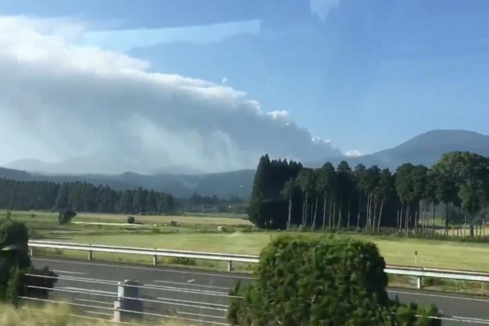 (VIDEO) POSLE 6 GODINA PRORADIO VULKAN U JAPANU: Oblak pepela se vinuo 300 metara u visinu, meštanima naređeno da se drže što dalje