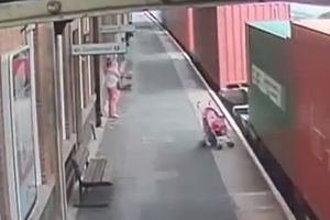 (VIDEO) JEZIVI SNIMAK: Kolica za bebe skliznula pravo na voz! Na sreću, dete nije bilo u njima!