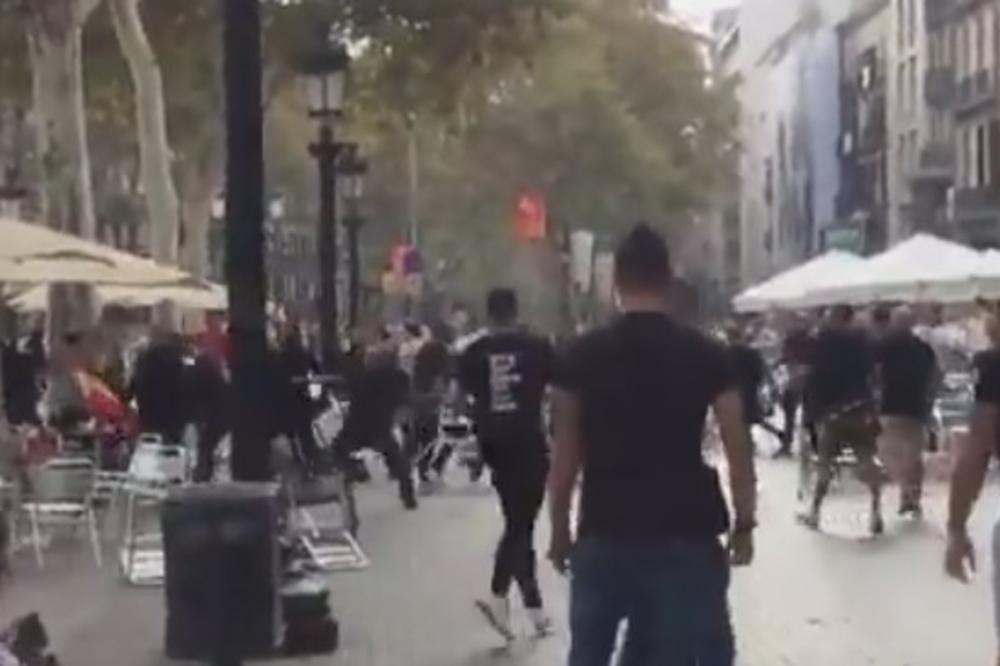 (VIDEO) ŠPANIJA PUCA PO ŠAVOVIMA: Potukli se demonstranti u Barseloni, letele stolice!